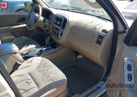 2005 Ford Escape Xlt z USA, uszkodzony, nr VIN 1FMYU03155KA42232